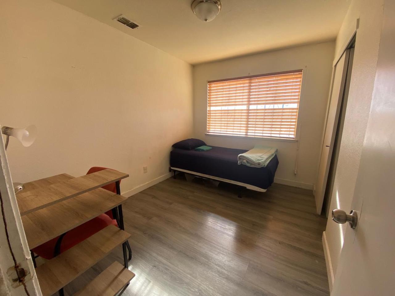 Hostel Whole Family - Wolfgram Elk Grove Exterior foto